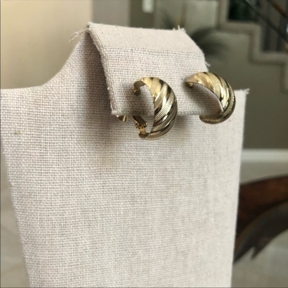 Vintage Swirls Print Clip On Earrings
Preowned good condition no flaws - Picture 1 of 5
